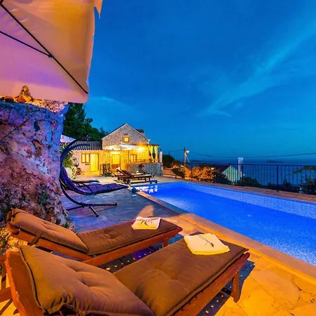 Sleeps 8 With Pool Air Con And Wifi * Mlini