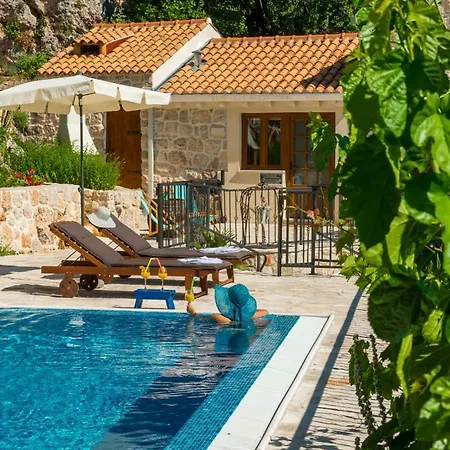 Sleeps 8 With Pool Air Con And Wifi