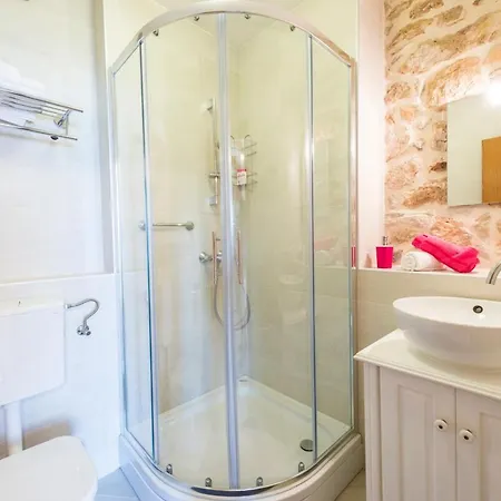 Sleeps 8 With Pool Air Con And Wifi * Mlini