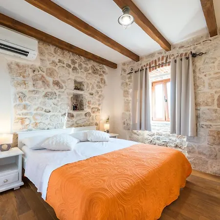 Villa Sleeps 8 With Pool Air Con And Wifi Mlini
