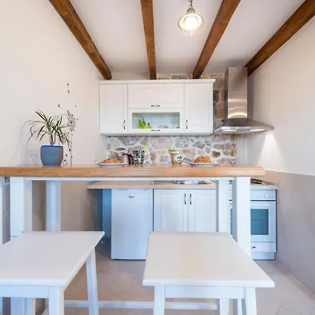 Villa Sleeps 8 With Pool Air Con And Wifi Mlini