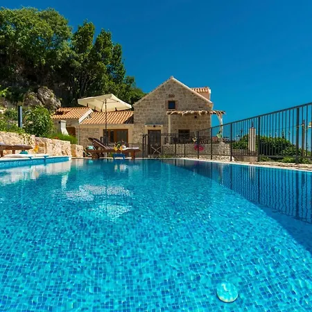 Villa Sleeps 8 With Pool Air Con And Wifi