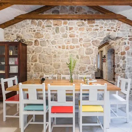 Sleeps 8 With Pool Air Con And Wifi *