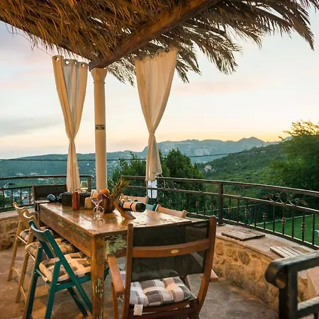Villa Sleeps 8 With Pool Air Con And Wifi