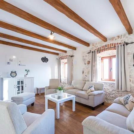 Villa Sleeps 8 With Pool Air Con And Wifi