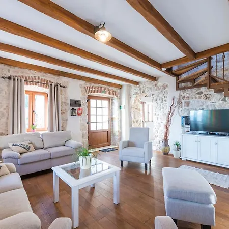 Sleeps 8 With Pool Air Con And Wifi *