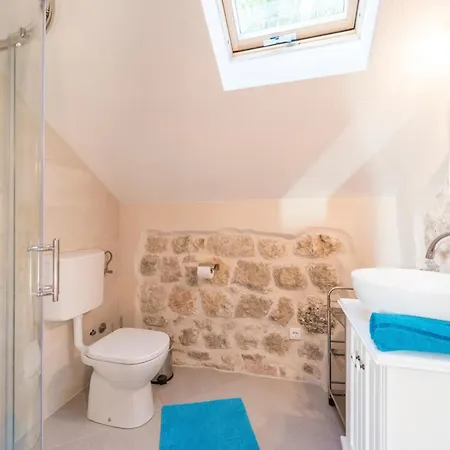 Villa Sleeps 8 With Pool Air Con And Wifi *