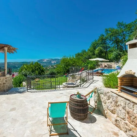 Sleeps 8 With Pool Air Con And Wifi * Mlini