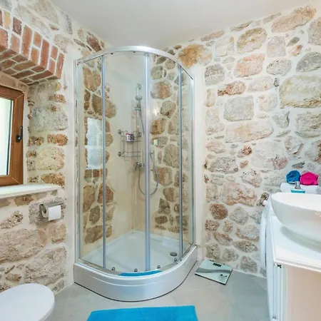 Villa Sleeps 8 With Pool Air Con And Wifi *