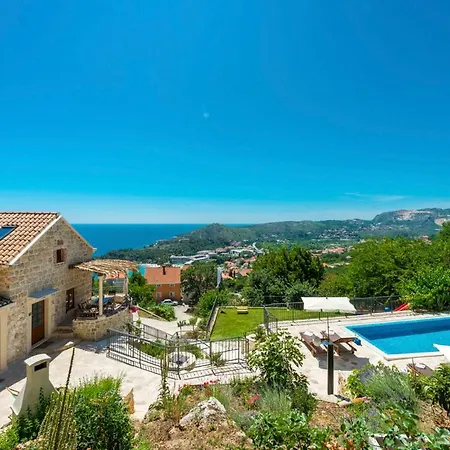 Sleeps 8 With Pool Air Con And Wifi *
