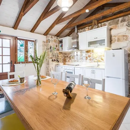 Sleeps 8 With Pool Air Con And Wifi فيلة