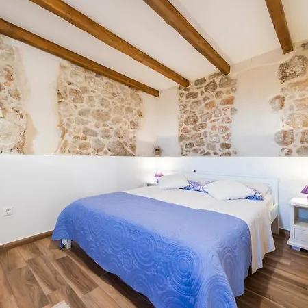 Sleeps 8 With Pool Air Con And Wifi مْليني