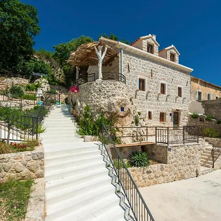 Sleeps 8 With Pool Air Con And Wifi *