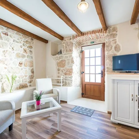فيلة Sleeps 8 With Pool Air Con And Wifi
